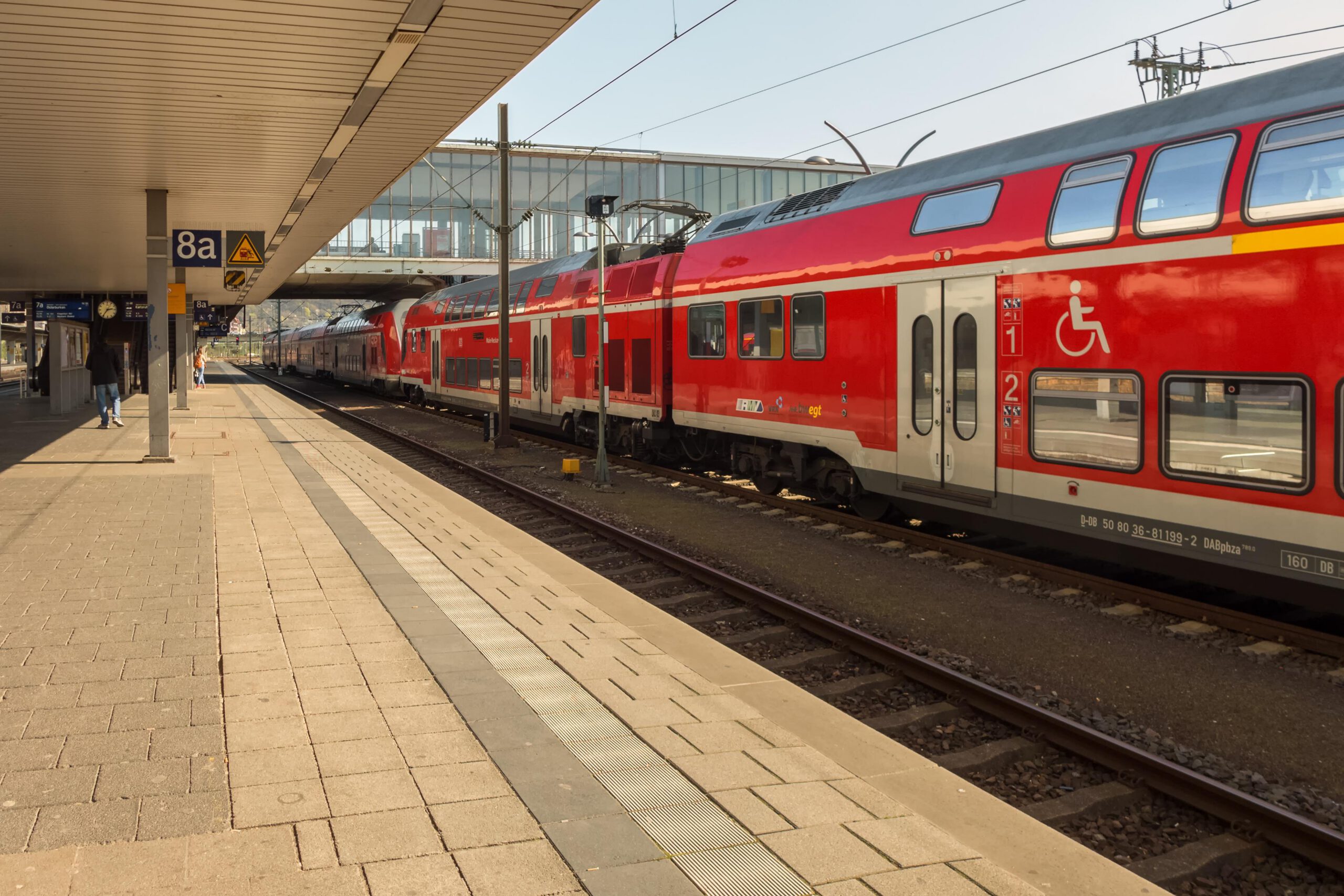Zug fährt in den Bahnhof ein