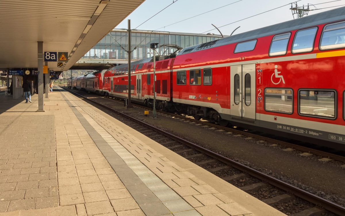Zug fährt in den Bahnhof ein